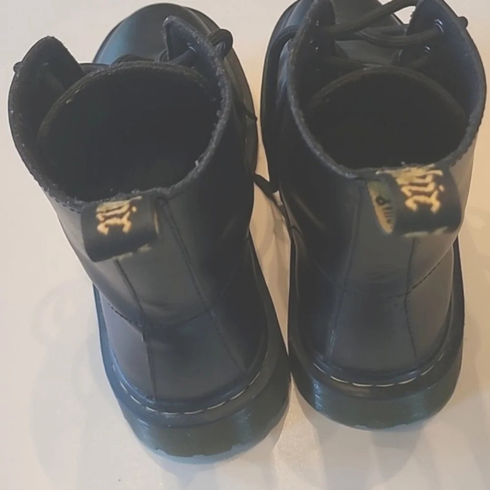 Dr. Martens Luana Black Leather Boots-Size 7 -EUC - Picture 4 of 8